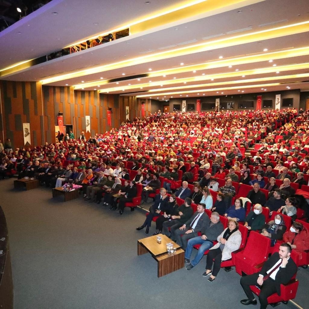 Merkezefendi’de ‘Ben Türkan Saylan’ gösterisi ayakta alkışlandı