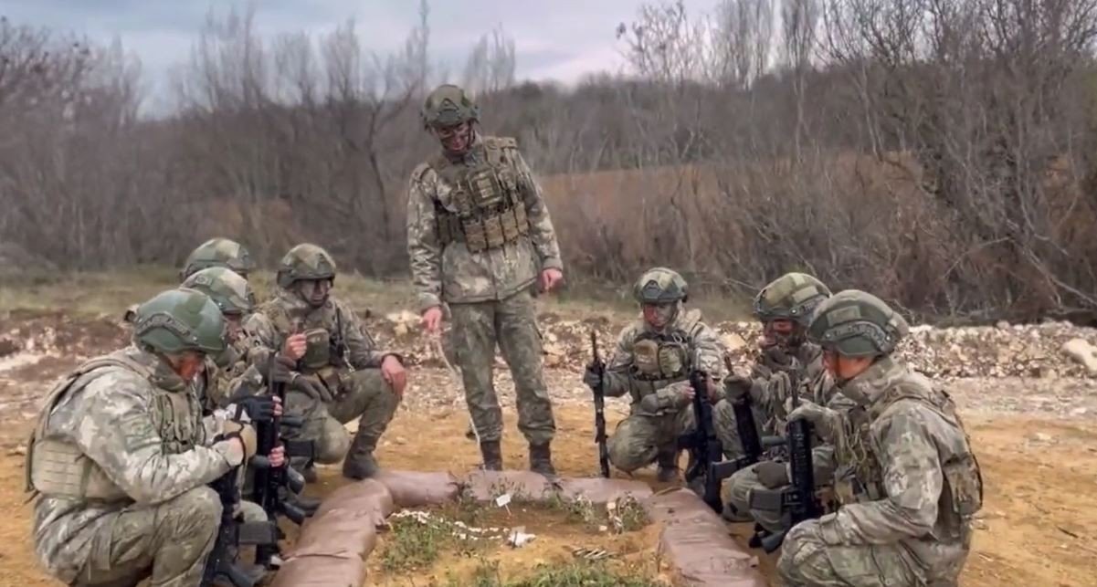 MSB, komandoların arazi tatbikat görüntülerini paylaştı