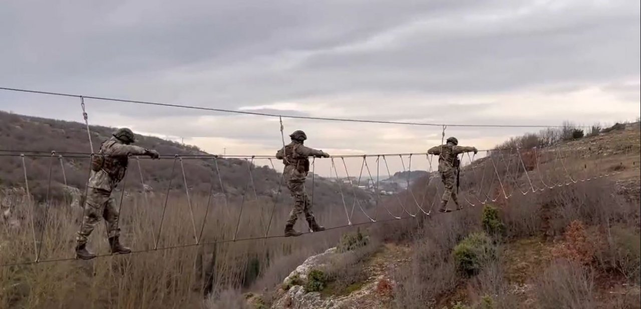 MSB, komandoların arazi tatbikat görüntülerini paylaştı