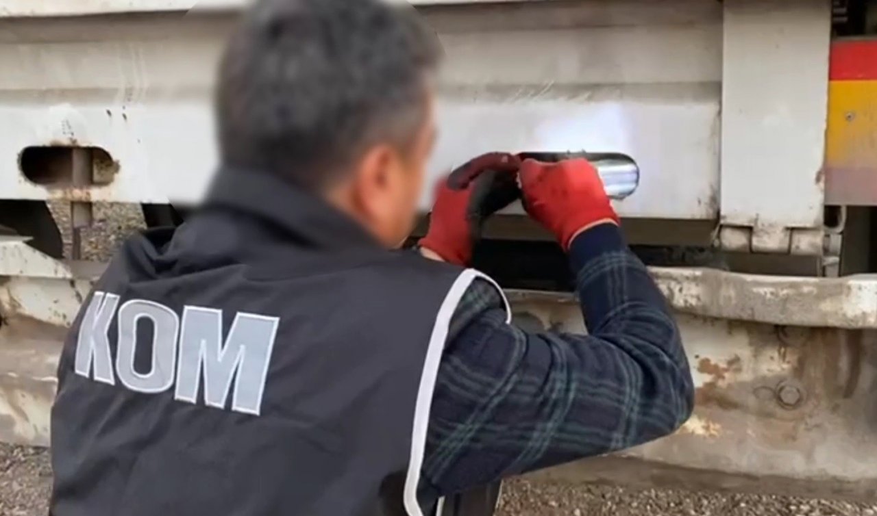 Mısır yüklü tırda 5 milyon liralık kaçak telefon ele geçirildi