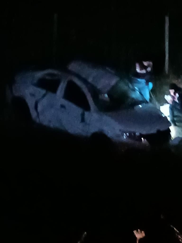 Refüje çarpıp takla atan otomobil 3 kişiye mezar oldu