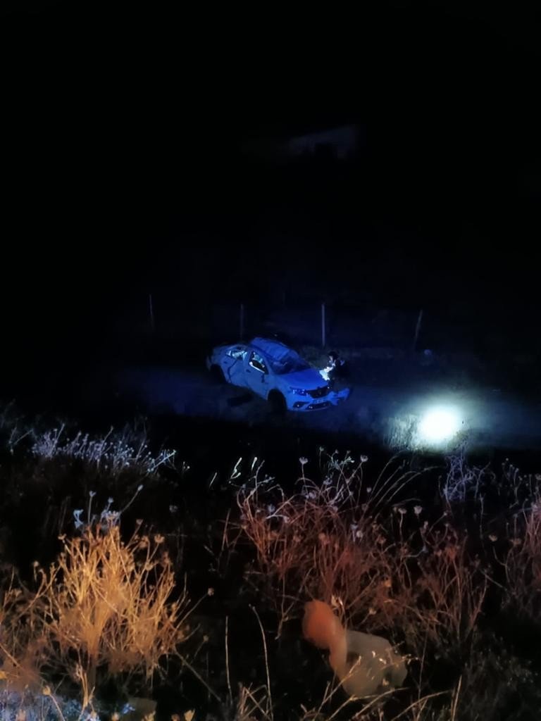 Refüje çarpıp takla atan otomobil 3 kişiye mezar oldu