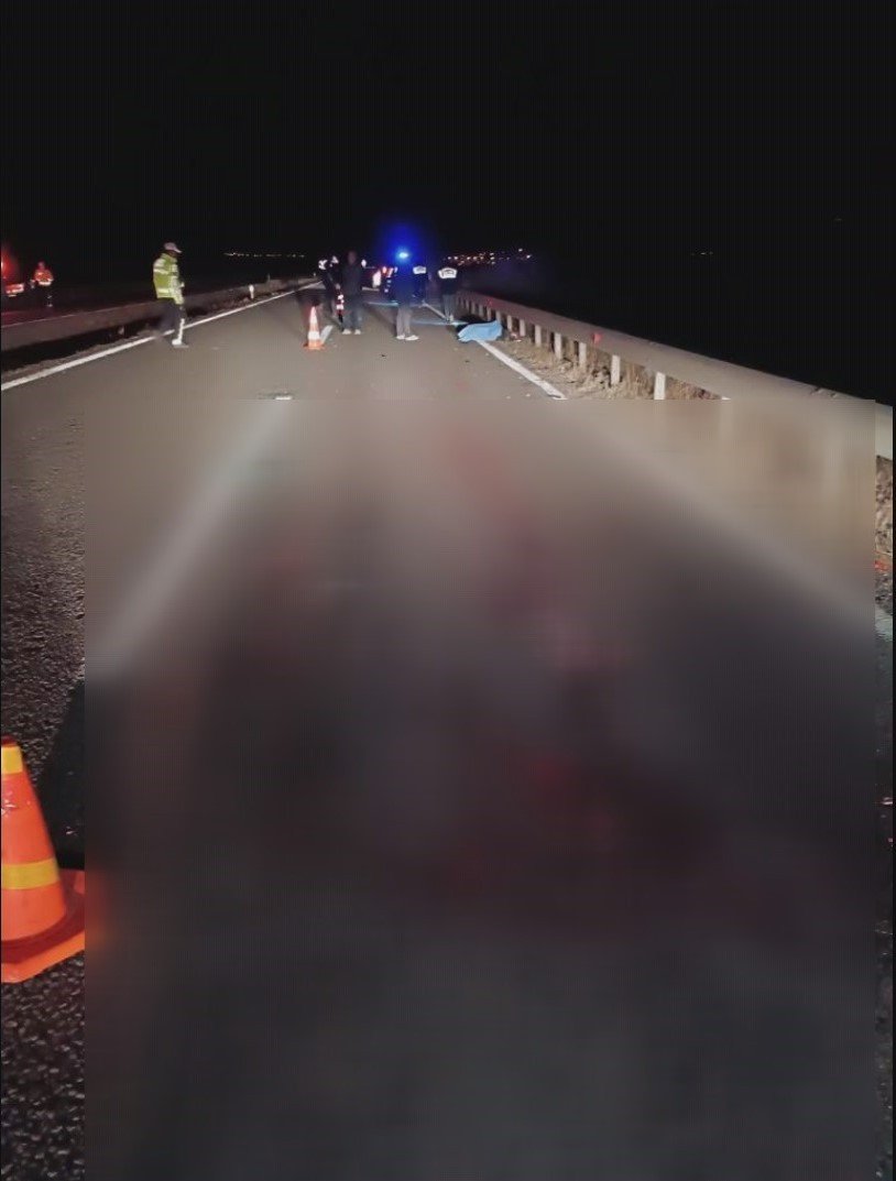 Refüje çarpıp takla atan otomobil 3 kişiye mezar oldu