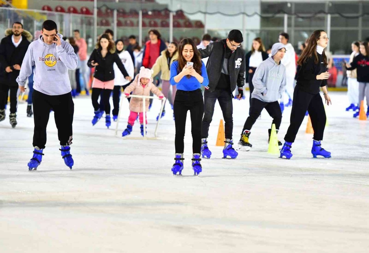 İzmir’de karneyi alan buz pistine koştu