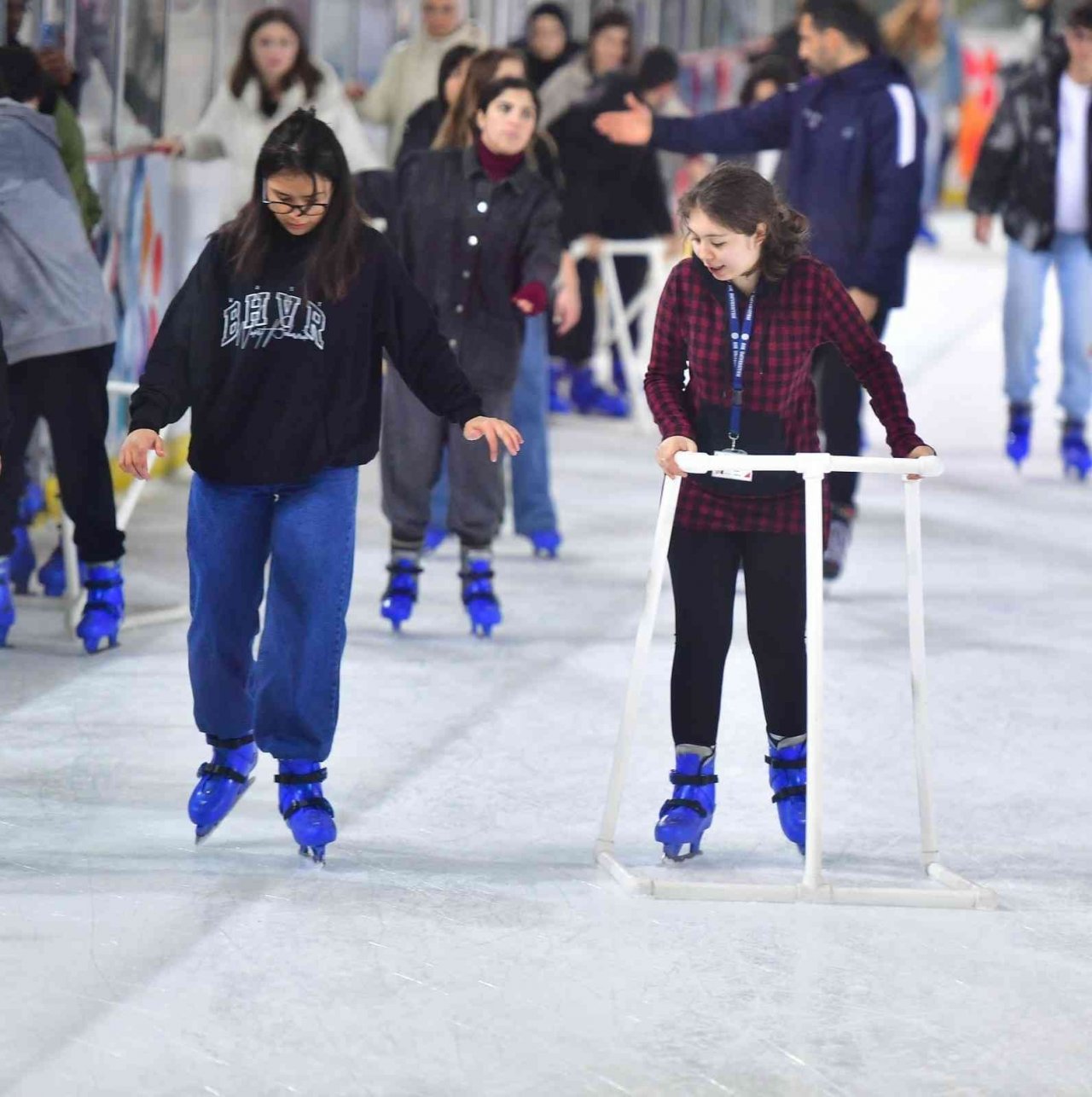 İzmir’de karneyi alan buz pistine koştu