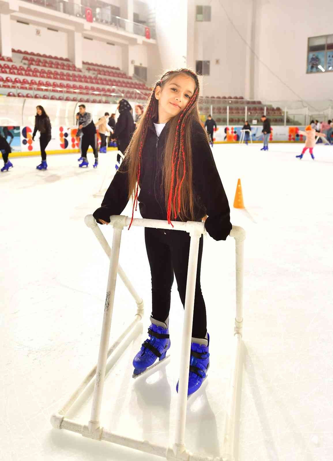 İzmir’de karneyi alan buz pistine koştu