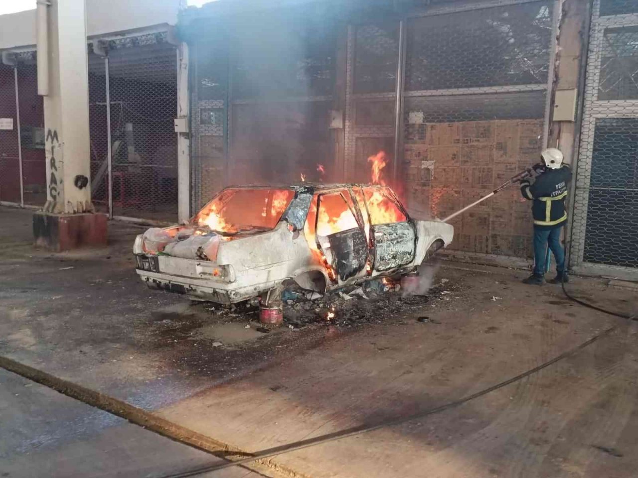 Park halin alev alan otomobil kül oldu