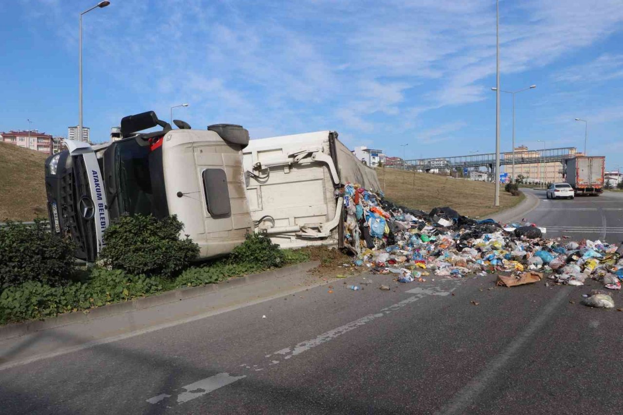 Atakum Belediyesinin çöp tırı devrildi, çöpler yola saçıldı