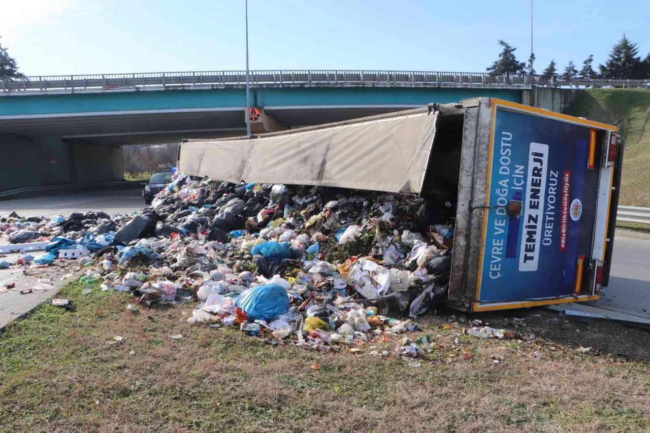 Atakum Belediyesinin çöp tırı devrildi, çöpler yola saçıldı