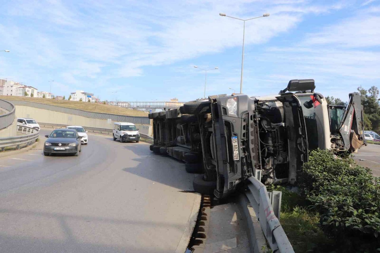 Atakum Belediyesinin çöp tırı devrildi, çöpler yola saçıldı