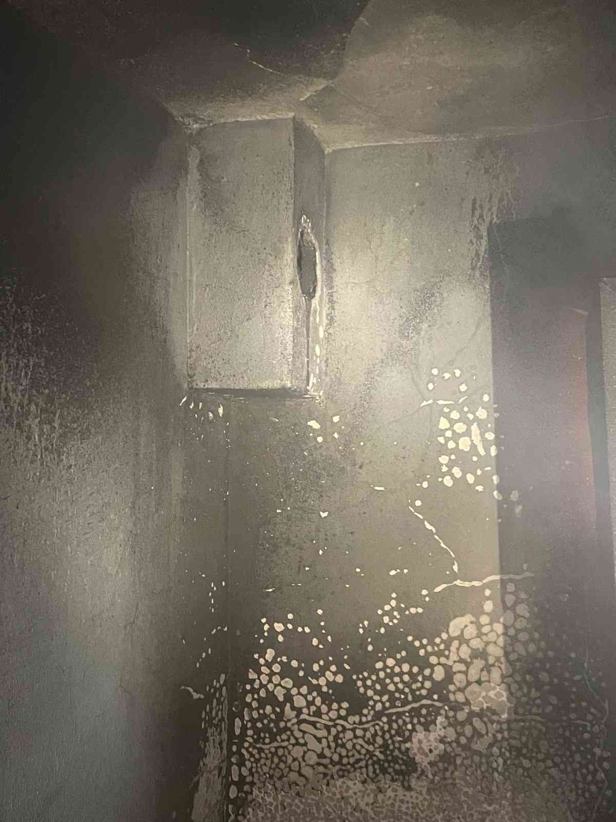 Soba bacasından dökülen kurum evi yaktı