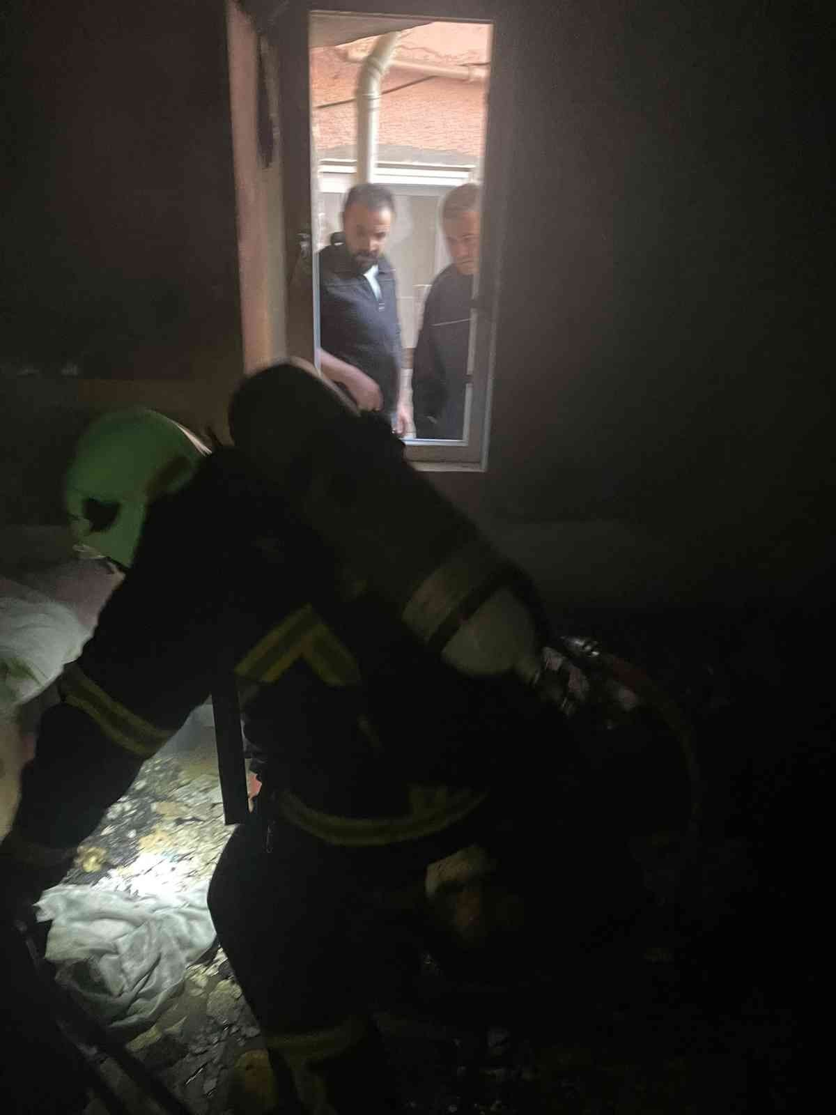 Soba bacasından dökülen kurum evi yaktı