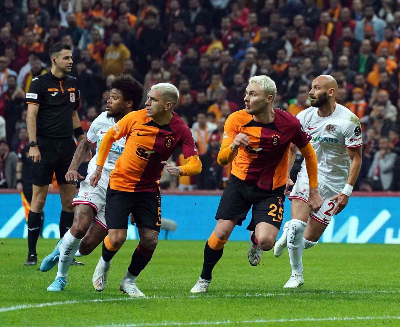 Spor Toto Süper Lig: Galatasaray: 0 - Antalyaspor: 0 (İlk yarı)