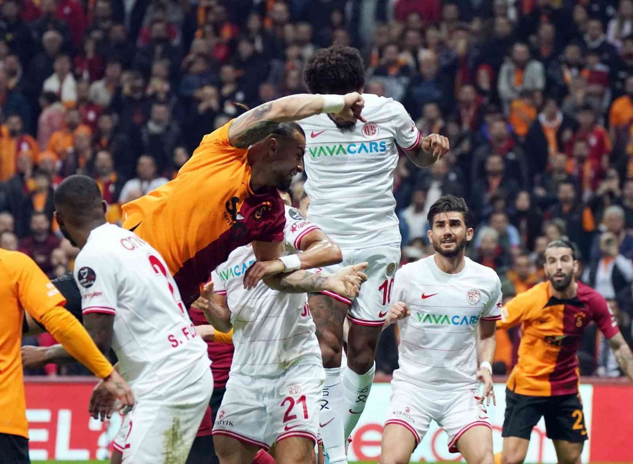 Spor Toto Süper Lig: Galatasaray: 0 - Antalyaspor: 0 (İlk yarı)