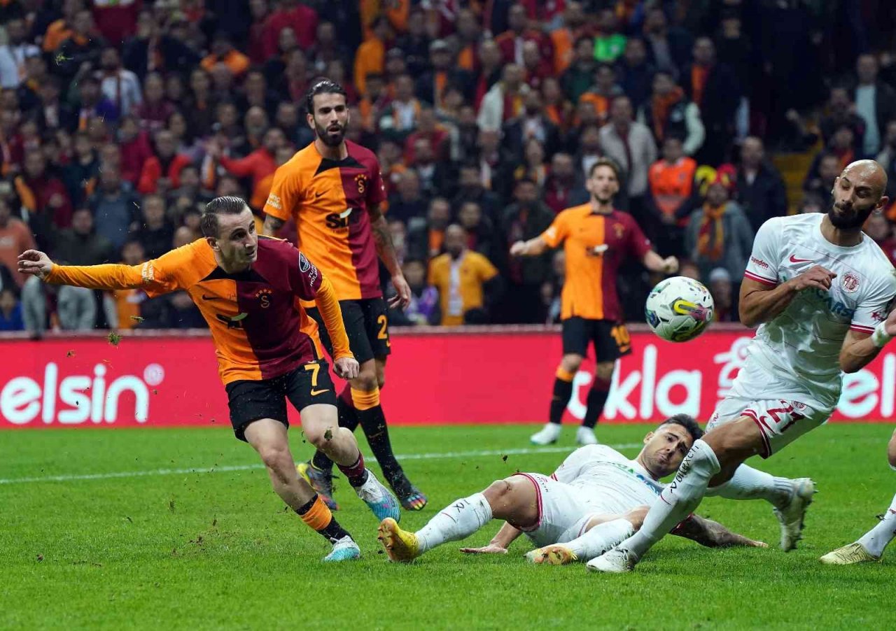 Spor Toto Süper Lig: Galatasaray: 0 - Antalyaspor: 0 (İlk yarı)