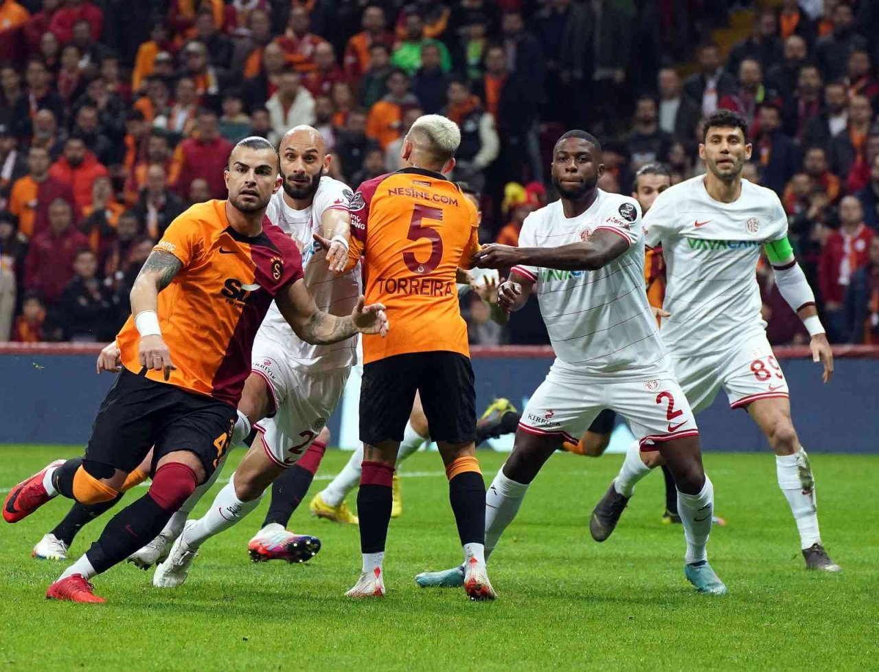 Spor Toto Süper Lig: Galatasaray: 0 - Antalyaspor: 0 (İlk yarı)