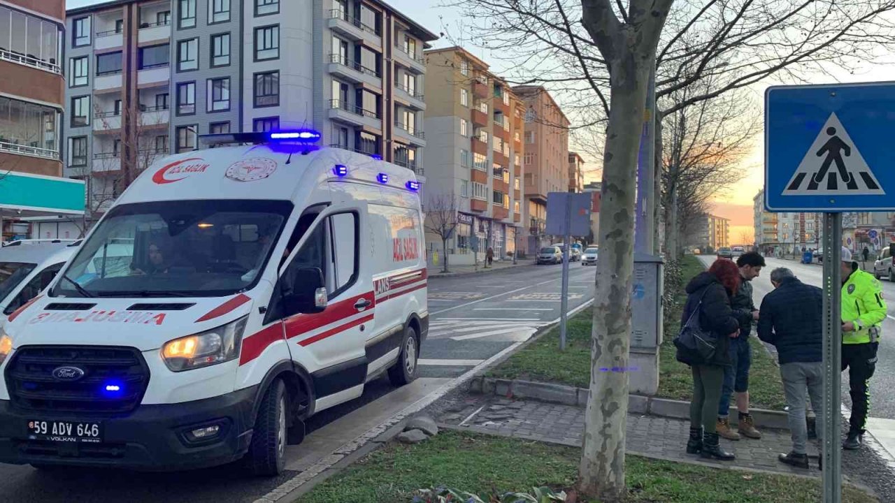 Motosikletin tümsekte yavaşlayan otomobile çarptığı anlar kamerada