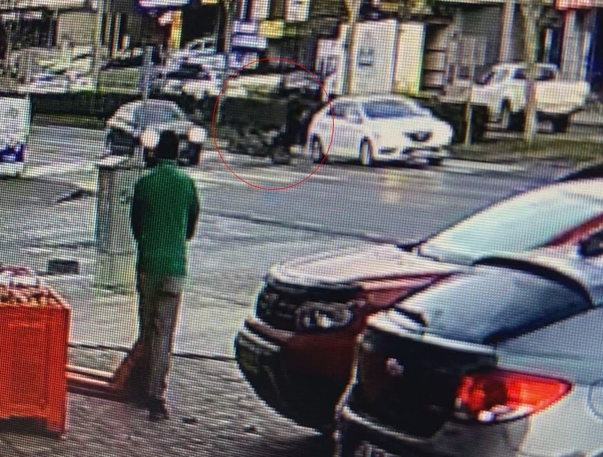 Motosikletin tümsekte yavaşlayan otomobile çarptığı anlar kamerada