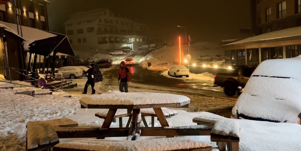 Kar kalınlığı 16 santimetreyi geçti, vatandaşlar Uludağ’a akın etti