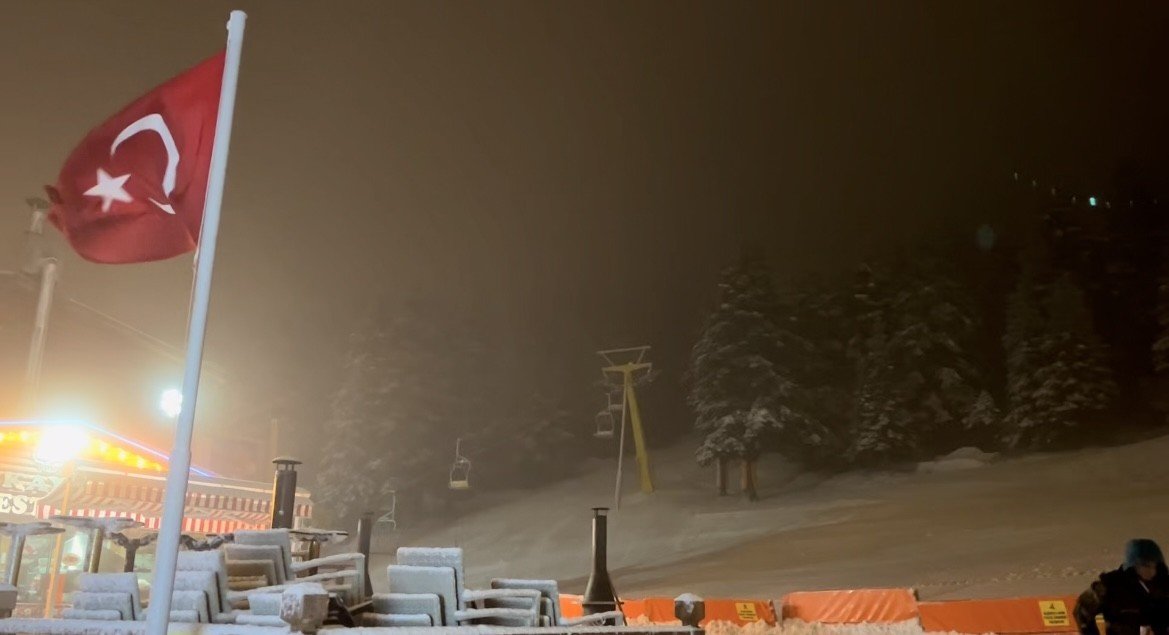 Kar kalınlığı 16 santimetreyi geçti, vatandaşlar Uludağ’a akın etti