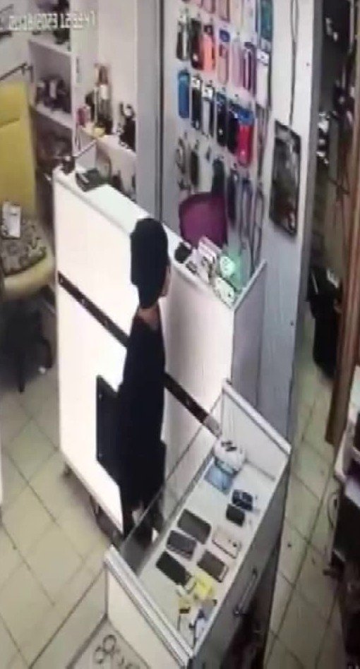 Ümraniye’de çocuk hırsızın telefon çaldığı anlar kameraya yansıdı