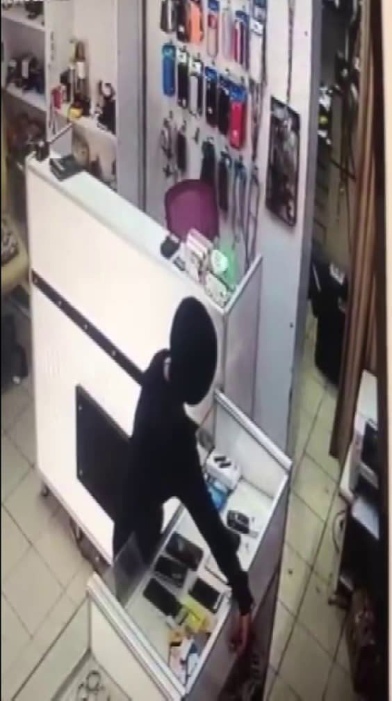 Ümraniye’de çocuk hırsızın telefon çaldığı anlar kameraya yansıdı