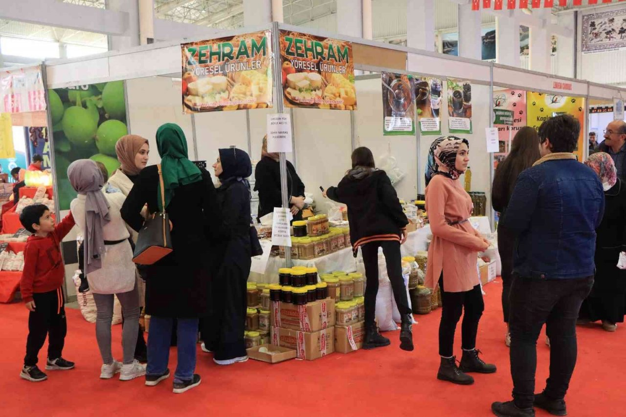 Yöresel ürünler ve hediyelik eşya fuarına yoğun ilgi