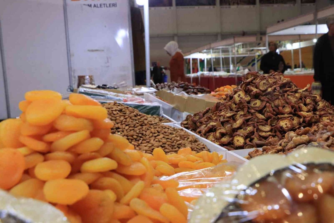 Yöresel ürünler ve hediyelik eşya fuarına yoğun ilgi