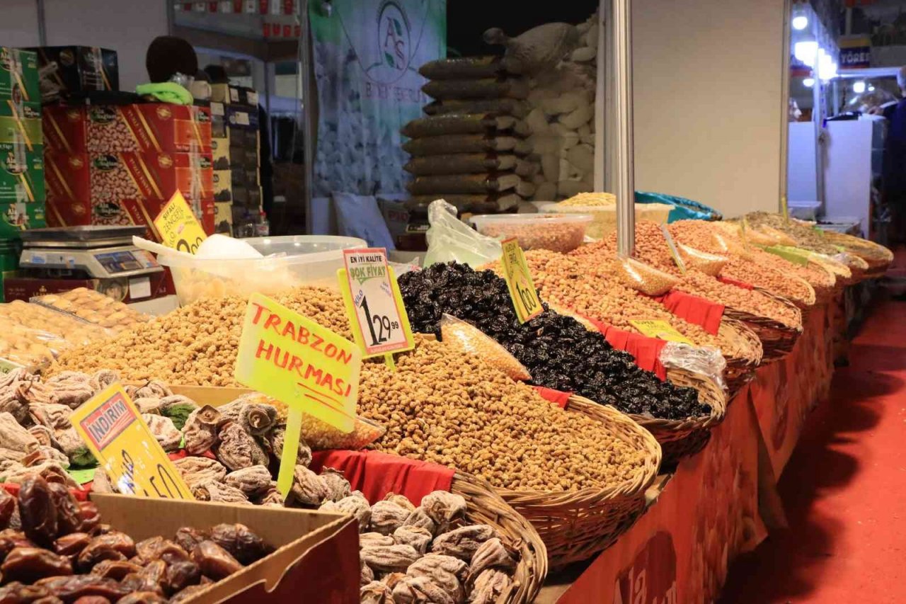 Yöresel ürünler ve hediyelik eşya fuarına yoğun ilgi