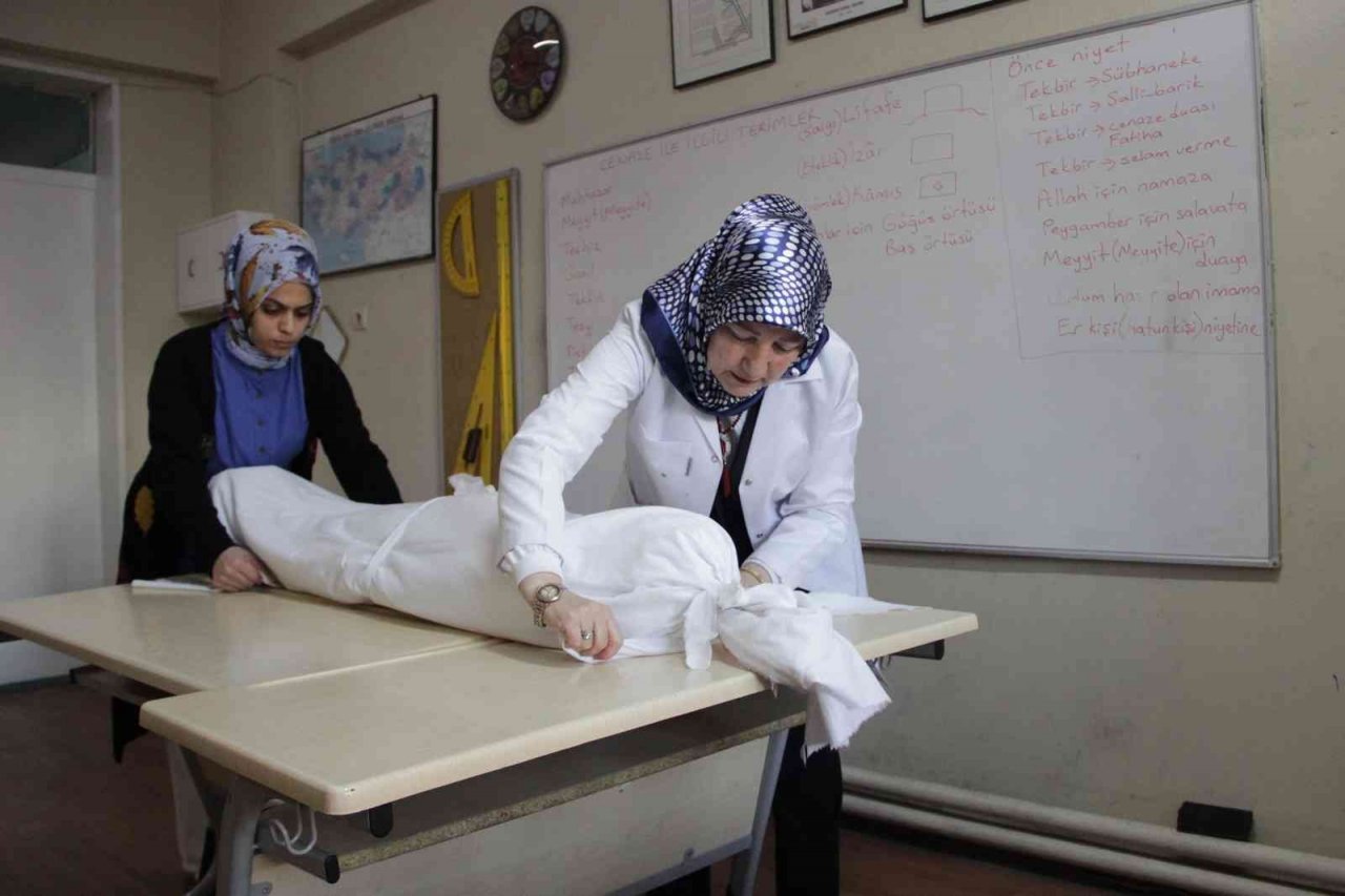 Kimi korkusunu yenmek için, kimi meslek sahibi olmak için geliyor