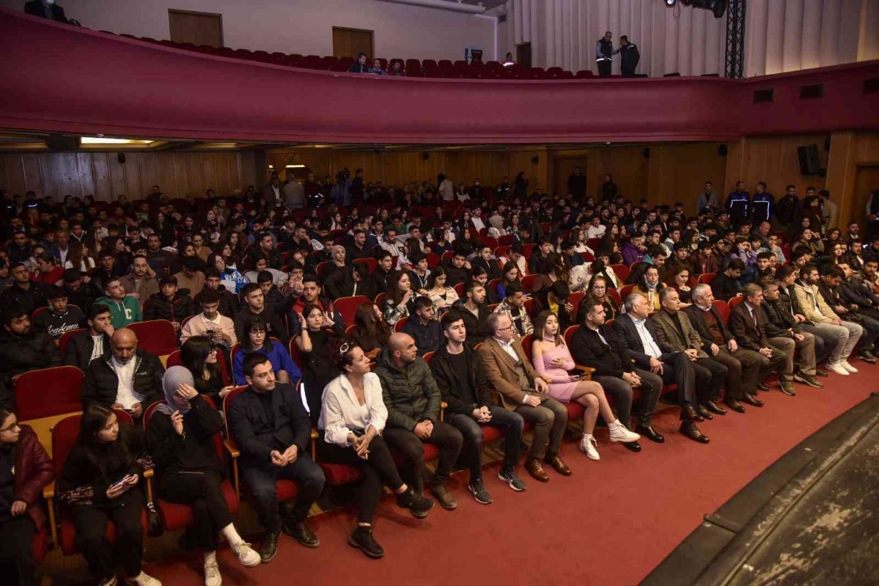 Başkan Karalar liseli gençlerle buluştu: "Dertlere dermanı birlikte arayalım"