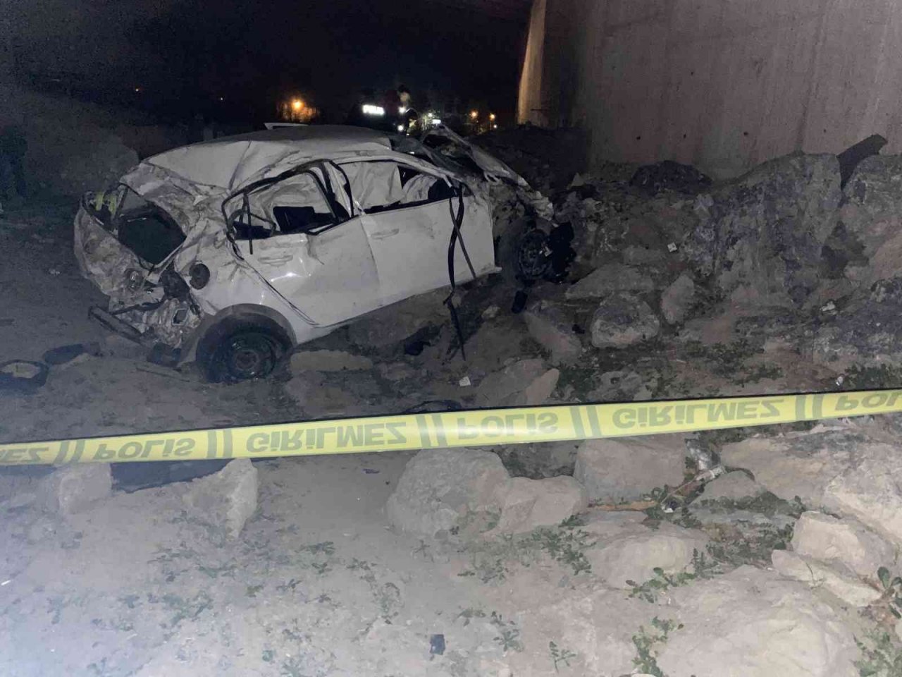 Adana’da kontrolden çıkan otomobil Çakıt Çayı’na uçtu: 1 ölü, 2 yaralı