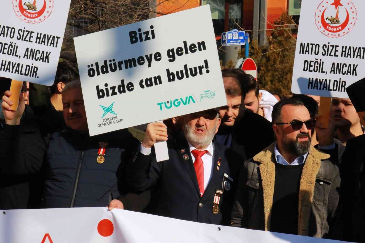 AK Parti Gençlik Kolları ve TÜGVA’dan İsveç Büyükelçiliği önünde protesto
