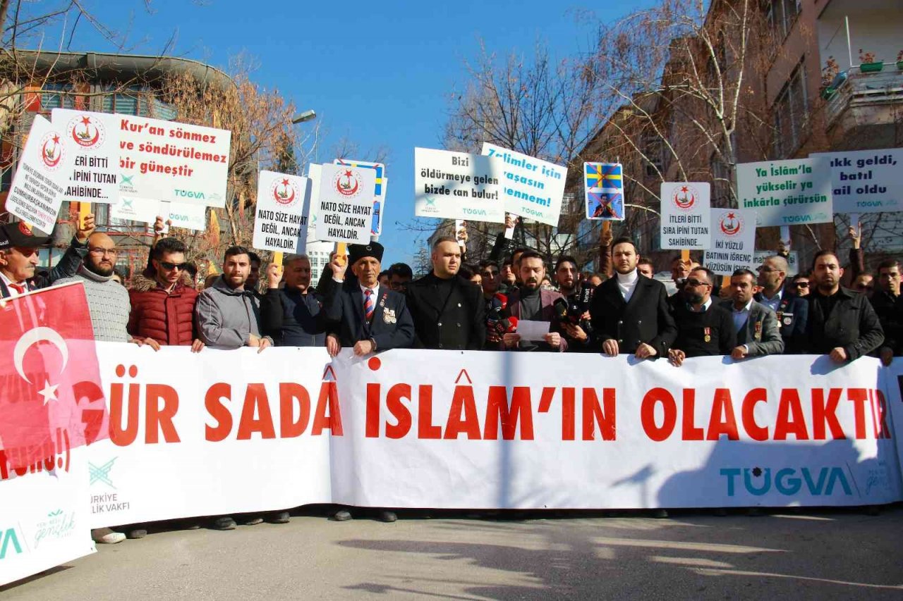 AK Parti Gençlik Kolları ve TÜGVA’dan İsveç Büyükelçiliği önünde protesto