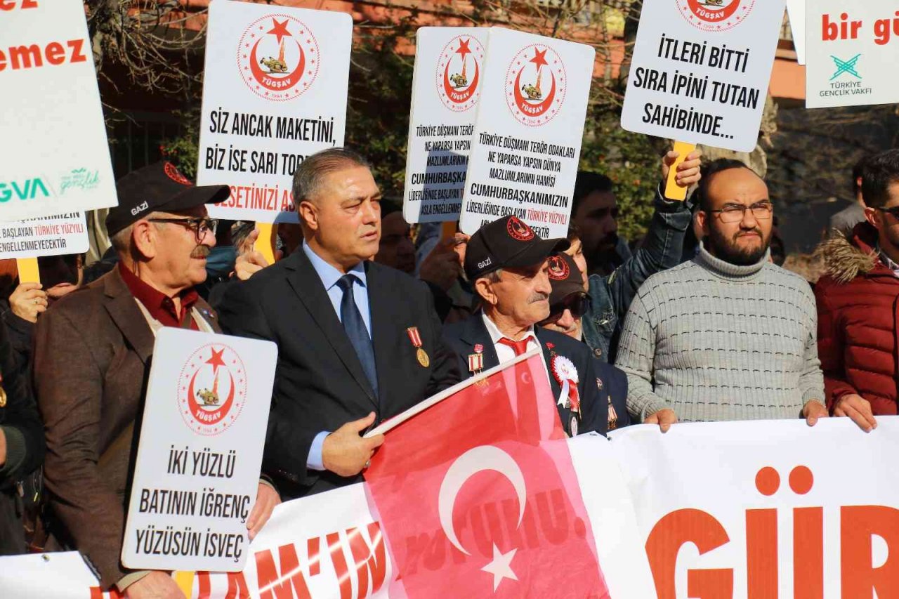 AK Parti Gençlik Kolları ve TÜGVA’dan İsveç Büyükelçiliği önünde protesto