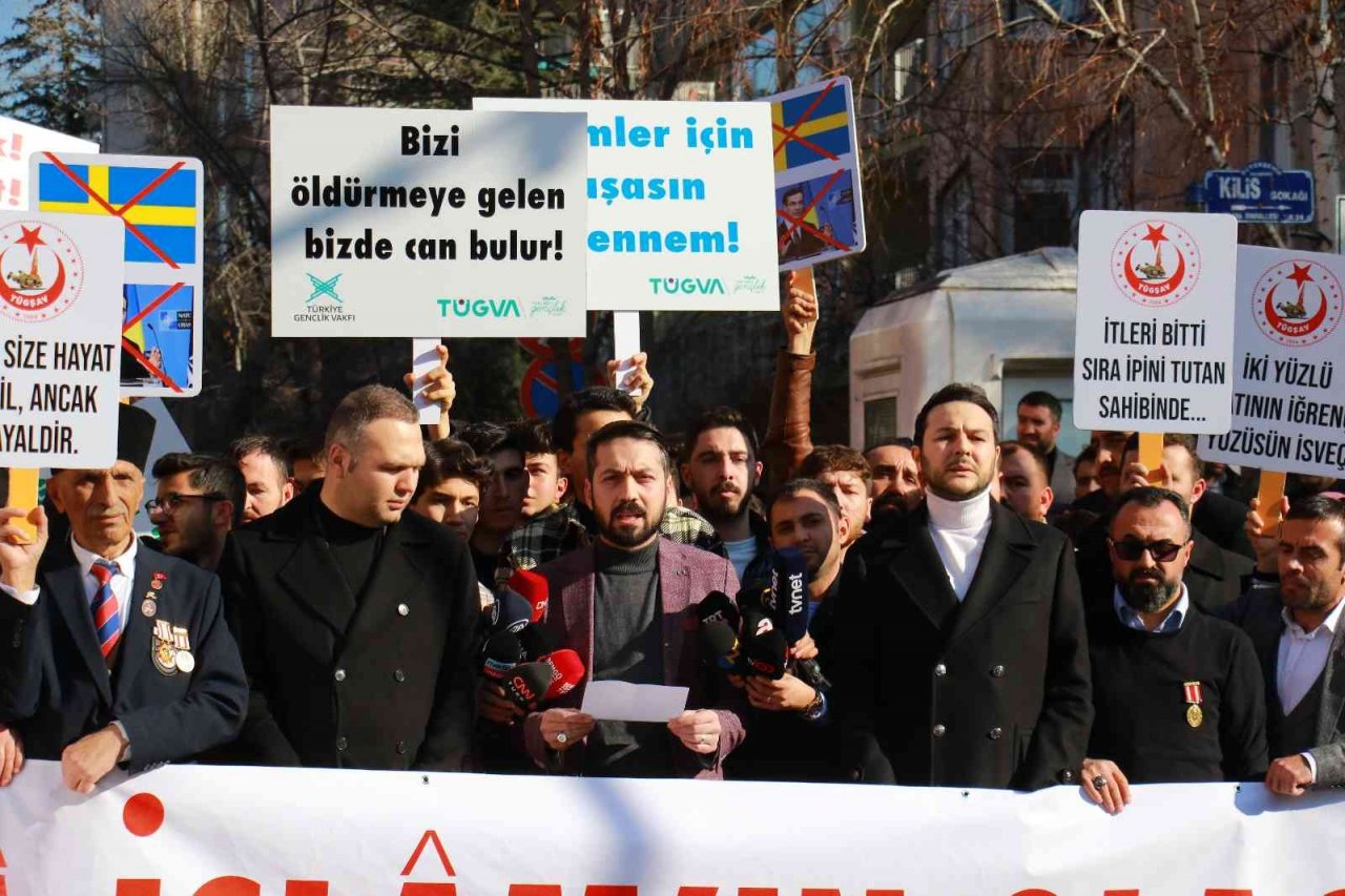 AK Parti Gençlik Kolları ve TÜGVA’dan İsveç Büyükelçiliği önünde protesto