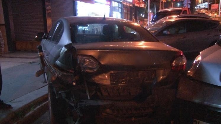 Alkollü sürücü park halindeki 3 araca çarptı