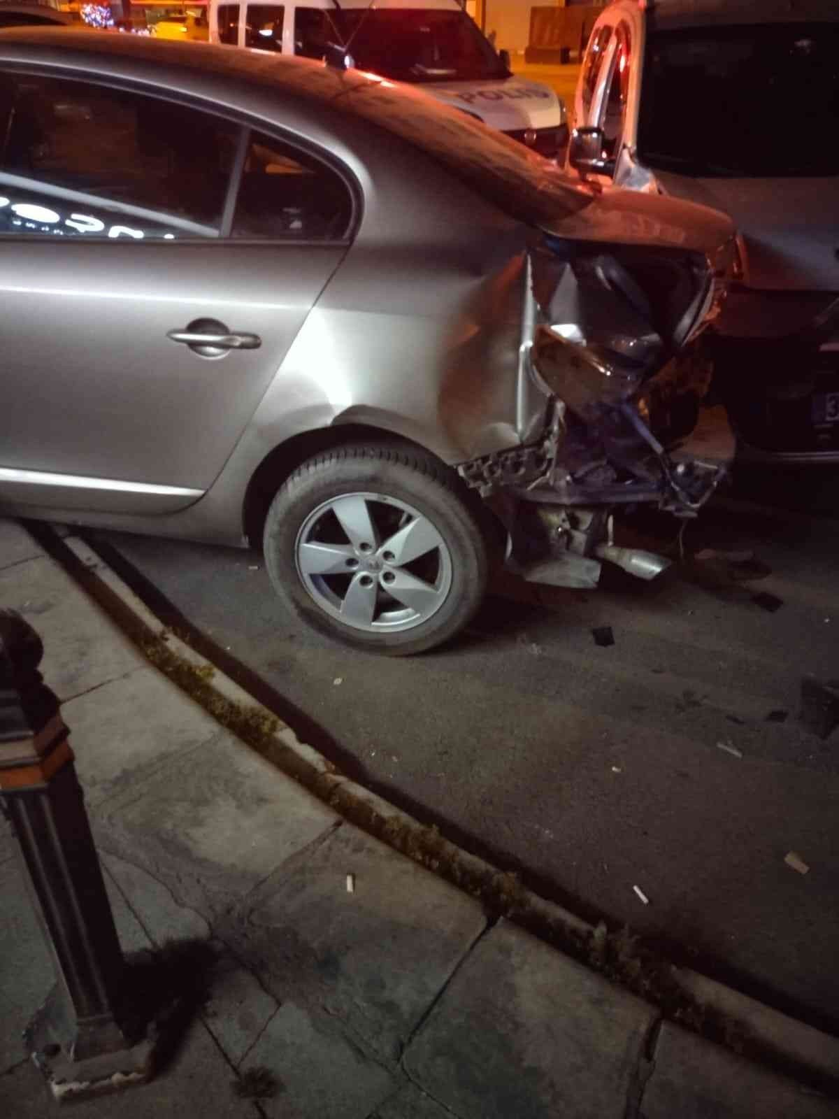 Alkollü sürücü park halindeki 3 araca çarptı