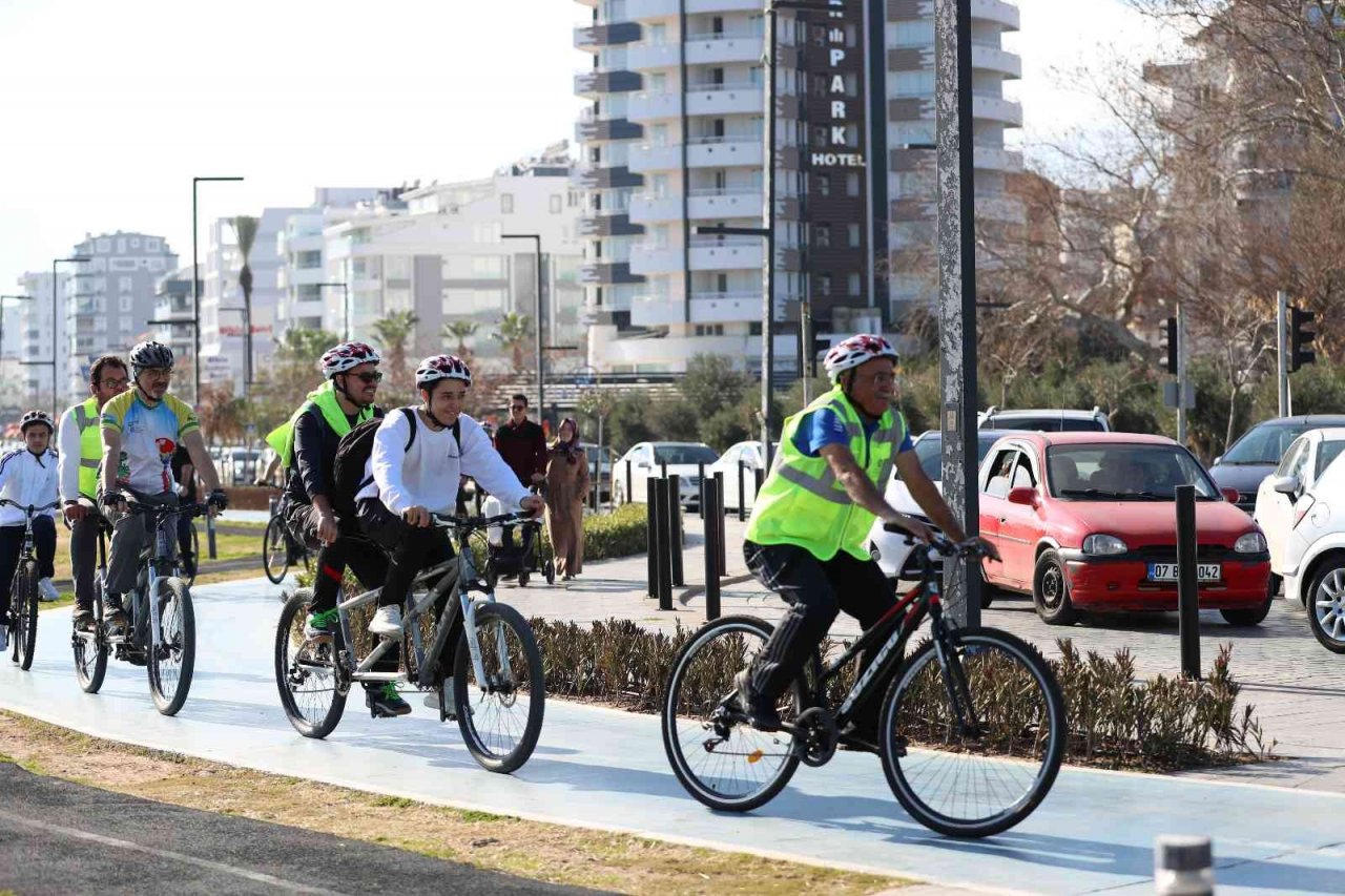 Görme engelliler farkındalık oluşturmak amacıyla pedal çevirdi