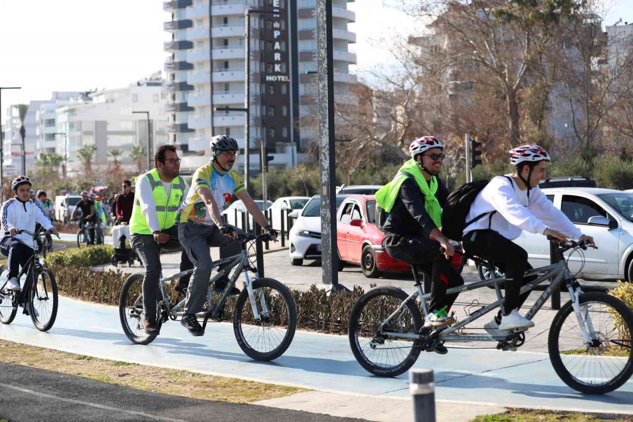Görme engelliler farkındalık oluşturmak amacıyla pedal çevirdi