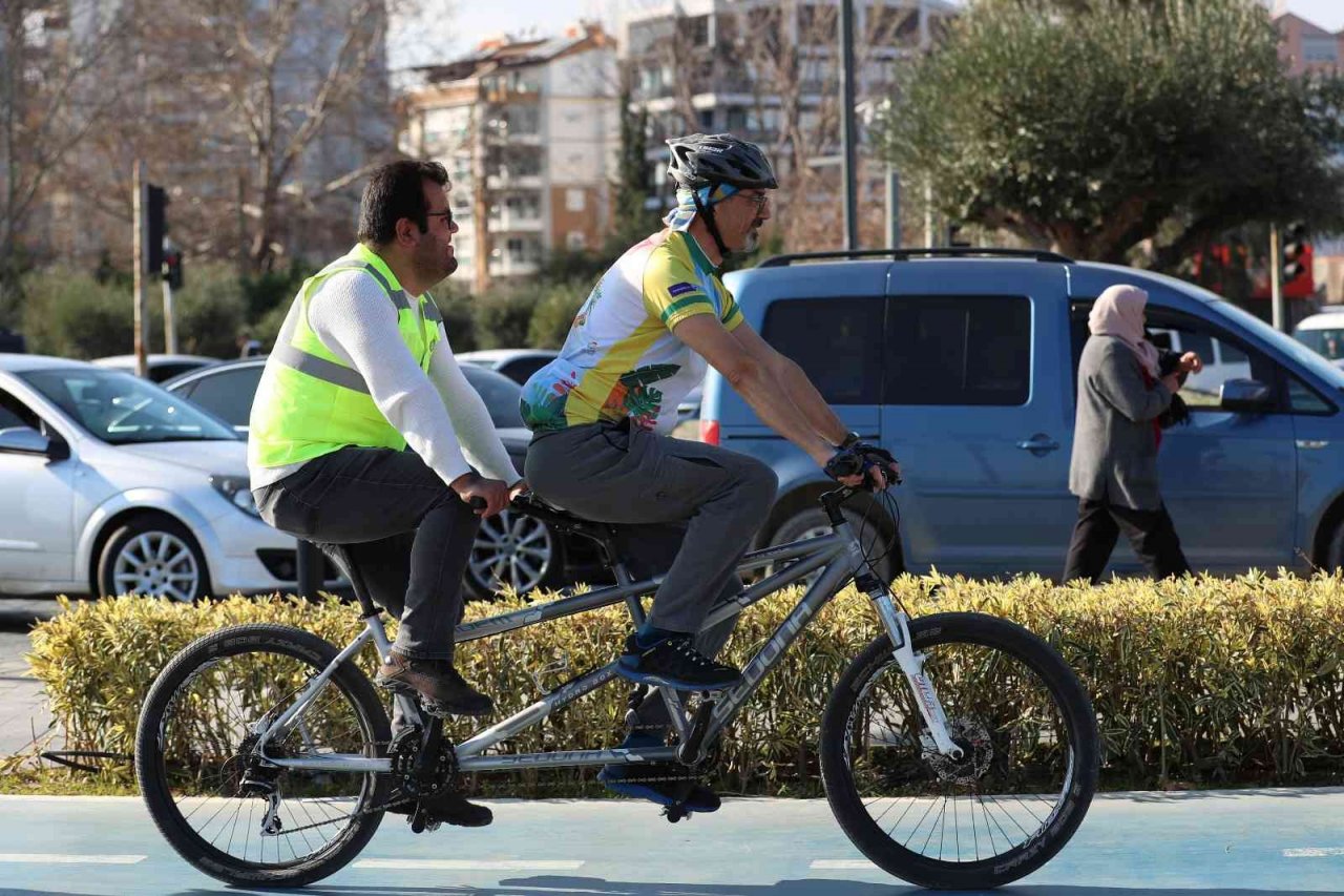 Görme engelliler farkındalık oluşturmak amacıyla pedal çevirdi