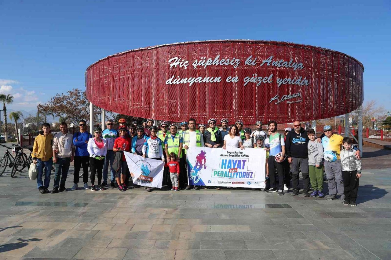 Görme engelliler farkındalık oluşturmak amacıyla pedal çevirdi