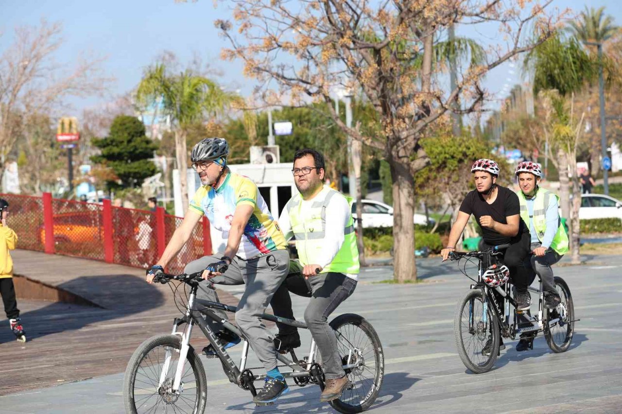 Görme engelliler farkındalık oluşturmak amacıyla pedal çevirdi