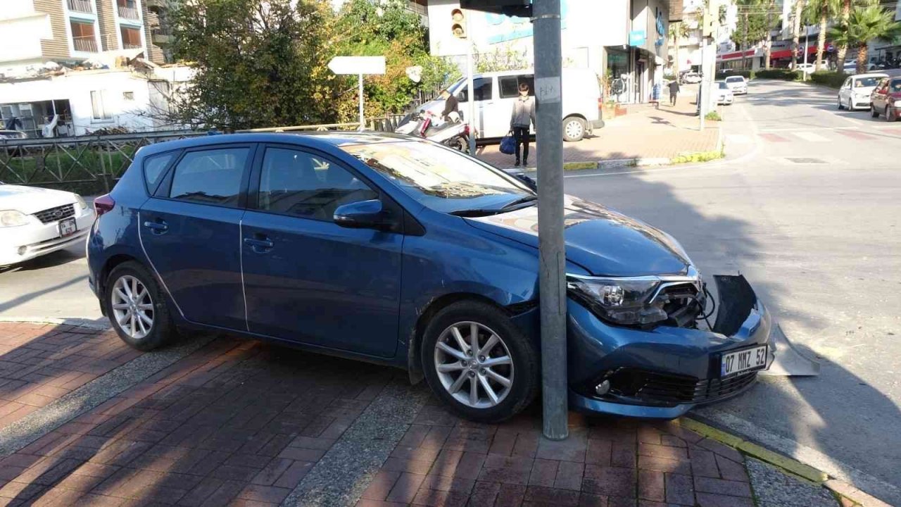 Beton mikserinin çarptığı otomobil trafik ışığına vurarak durabildi