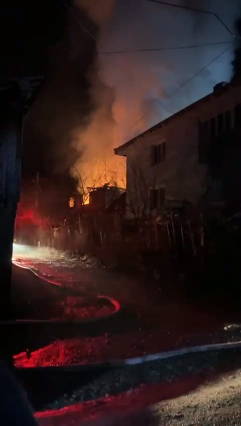 Yanan ahşap evden geriye enkazı kaldı