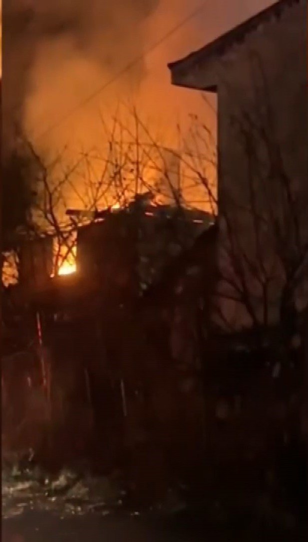 Yanan ahşap evden geriye enkazı kaldı