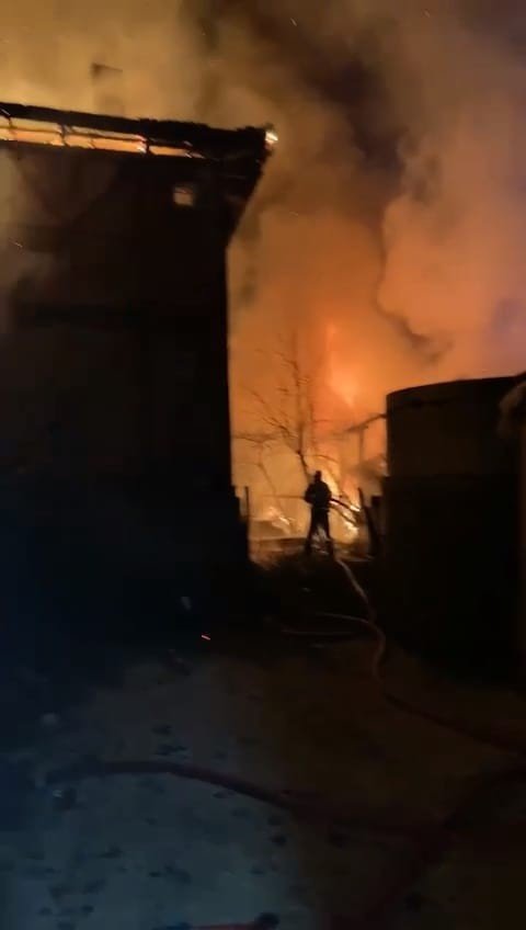 Yanan ahşap evden geriye enkazı kaldı