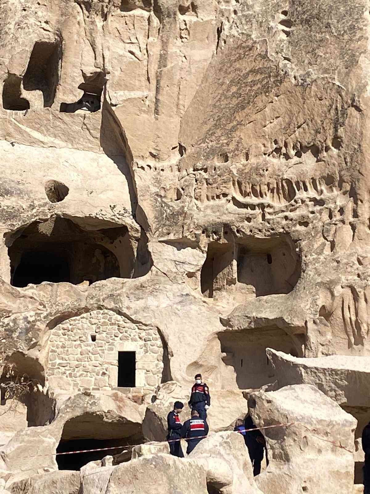 Kaleden düşen genç öldü