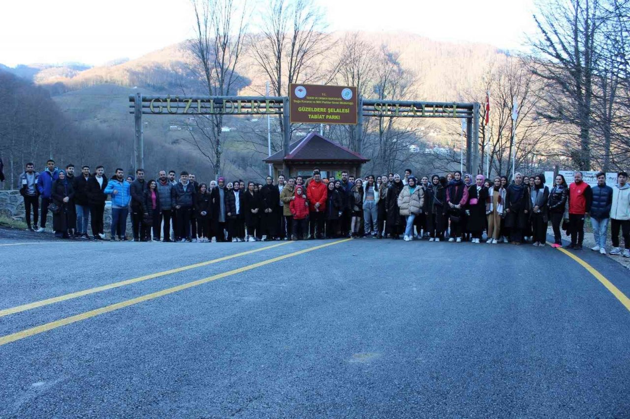 Gençler zinde kalmak için yürüyüşte buluştu