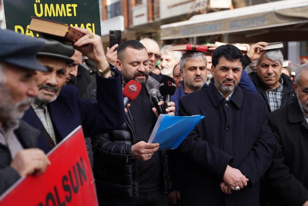 Küçükçekmece’de Kur’an-ı Kerim’in yakılmasına tepki eylemi düzenlendi